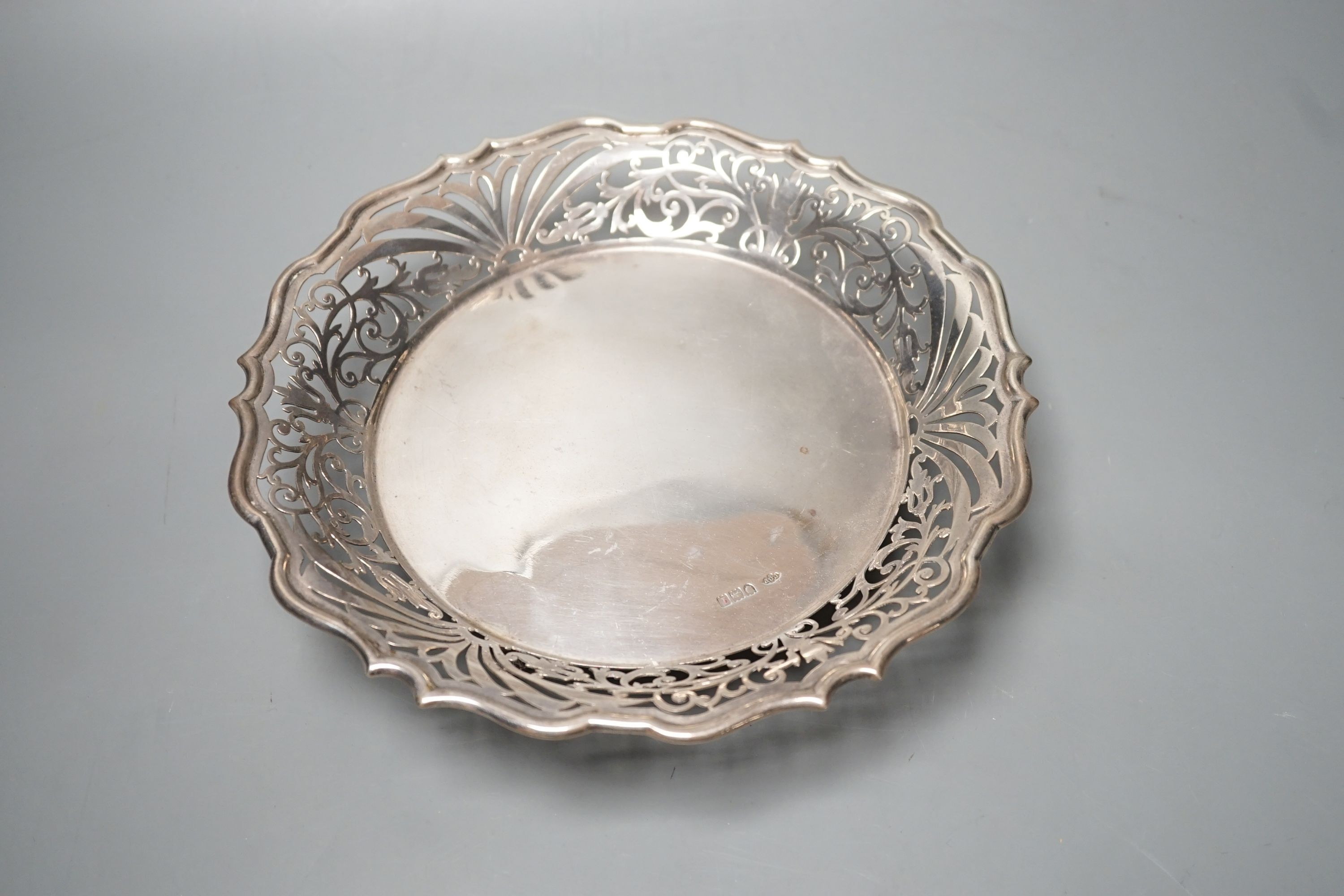 An Edwardian pierced silver dish, on three scroll feet, London, 1901, 24.8cm, 16oz.